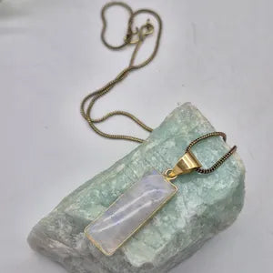 Moonstone Necklace with Brass Chain – 48cm – Handmade Crystal Pendant, Rainbow Moonstone Jewelry