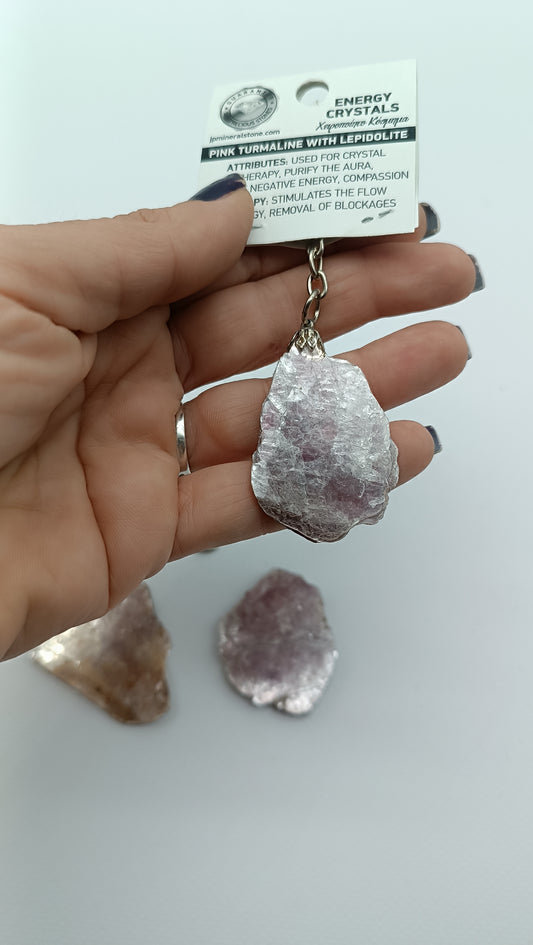 Φυσικός λεπιδολίτης με μπρελόκ με ροζ κρύσταλλο τουρμαλίνης