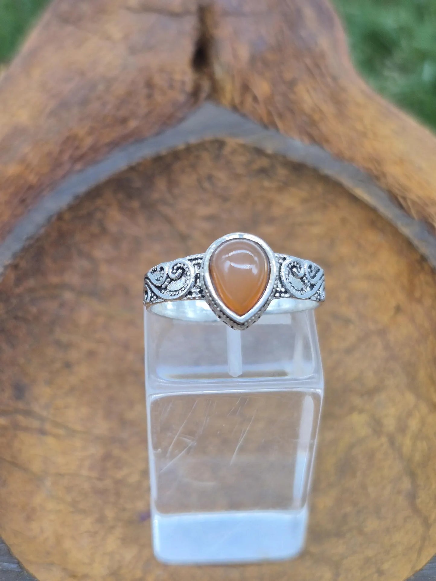 Versilberter verstellbarer Ring mit Karneolkristall