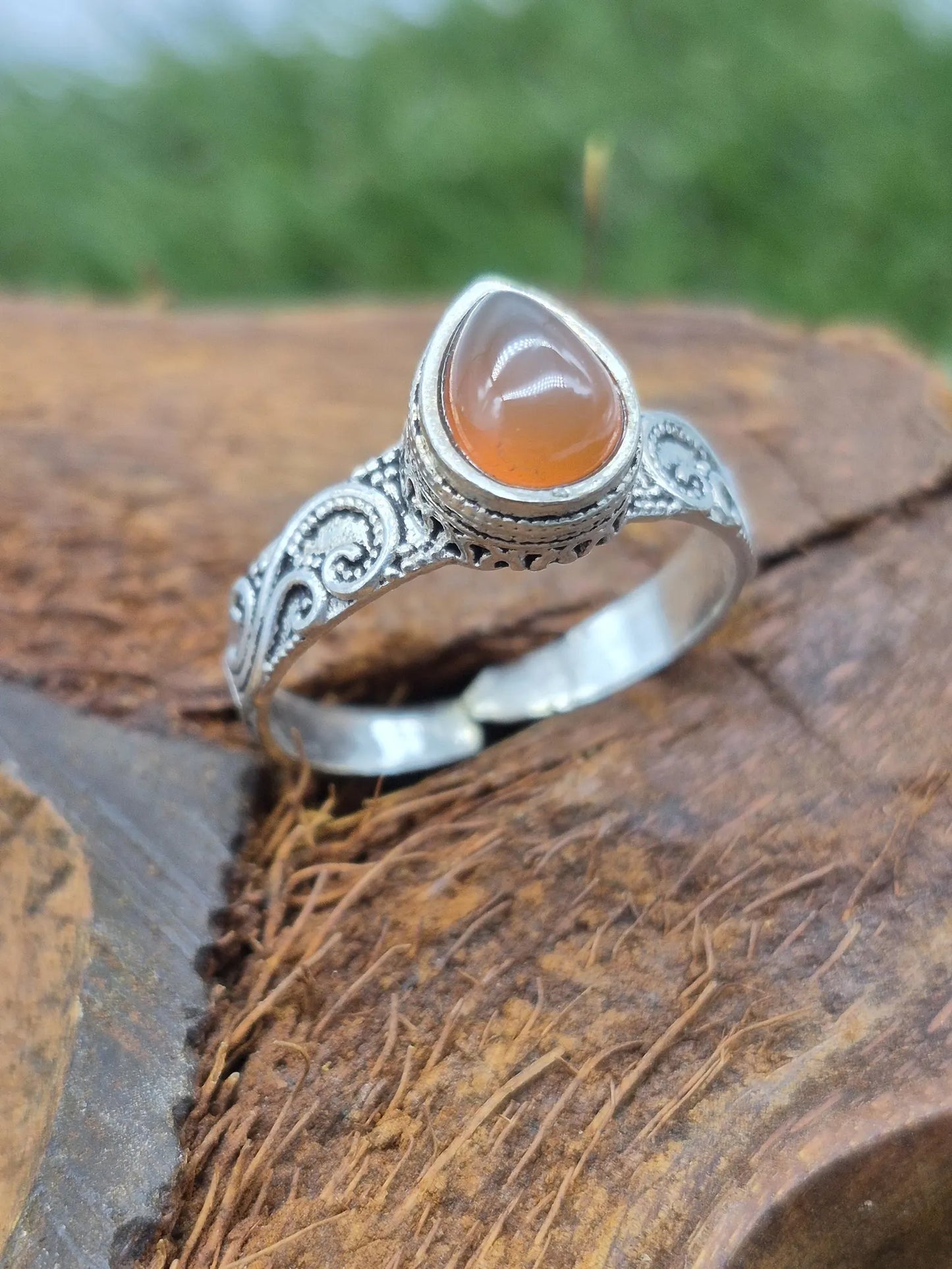Versilberter verstellbarer Ring mit Karneolkristall
