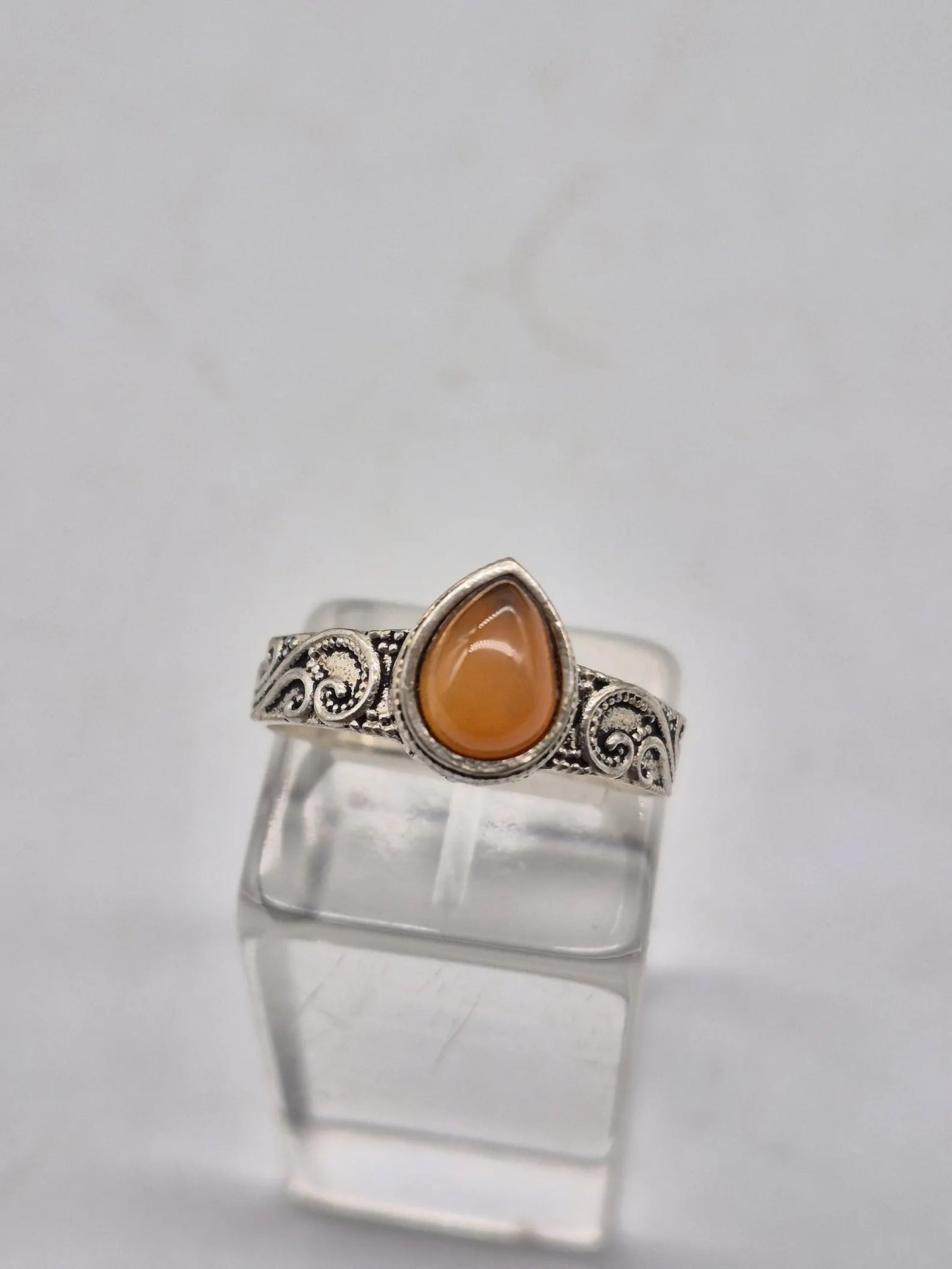 Versilberter verstellbarer Ring mit Karneolkristall