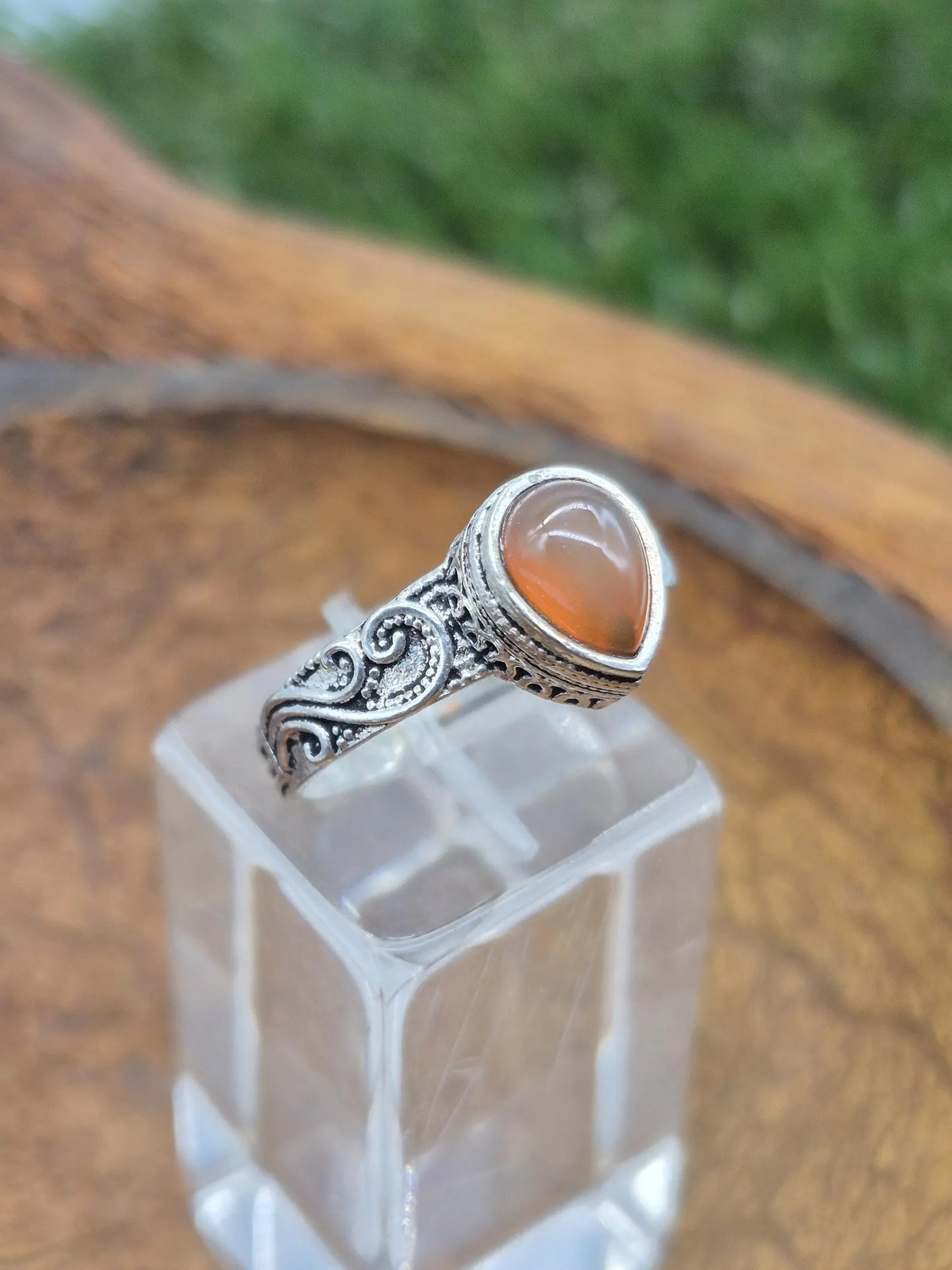 Versilberter verstellbarer Ring mit Karneolkristall