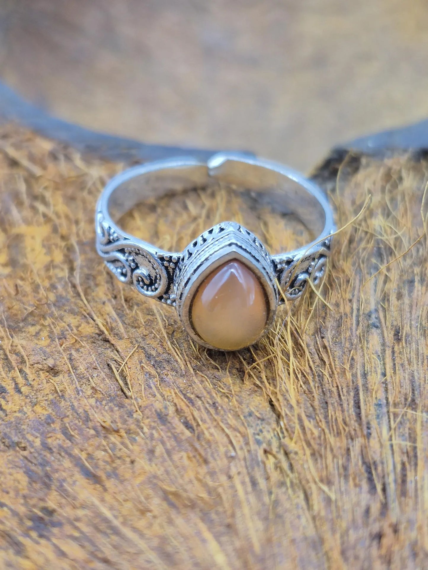 Versilberter verstellbarer Ring mit Karneolkristall