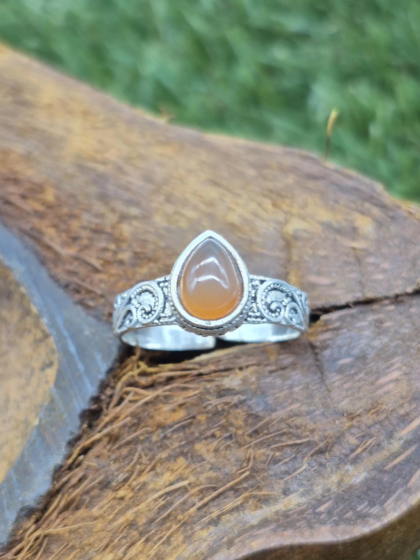 Versilberter verstellbarer Ring mit Karneolkristall