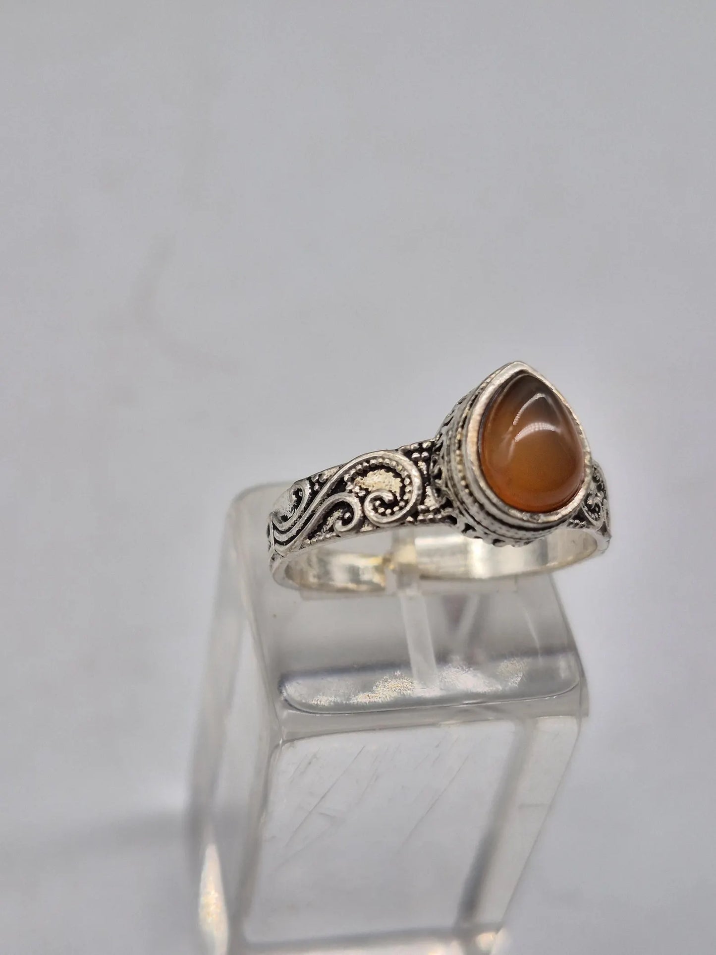Versilberter verstellbarer Ring mit Karneolkristall