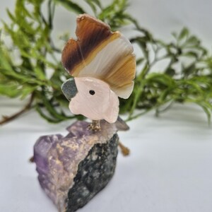Rose Quartz Carved Bird on Amethyst Cluster – Vintage Gemstone Parrot Figurine with Agate Details