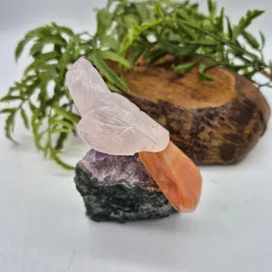 Rose Quartz Carved Bird with Agate Feathers on Amethyst Cluster Base – Gemstone Bird Figurine, Crystal Animal Sculpture, Nature Home Décor