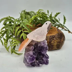 Rose Quartz Carved Bird with Agate Feathers on Amethyst Cluster Base – Gemstone Bird Figurine, Crystal Animal Sculpture, Nature Home Décor