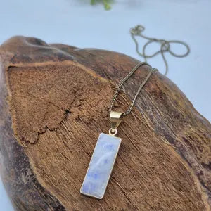Moonstone Necklace with Brass Chain – 48cm – Handmade Crystal Pendant, Rainbow Moonstone Jewelry