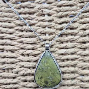 Kristall Jade Halskette Cabochon Cut Sterling Silber 925 Lünette Anhänger