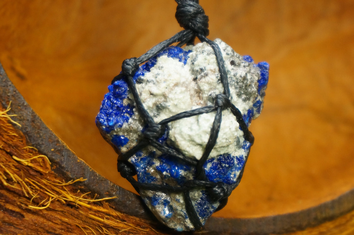 Fantastischer Kristall Azurit Calcit Weiß Griechische Mineraliensammlung Makramee gewickelt