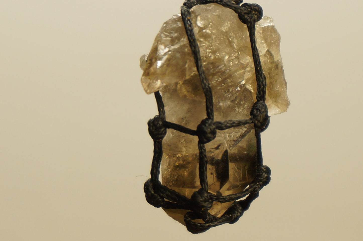 Crystal Smoked Quartz Rough με τυλιγμένο ορυκτό μακραμέ