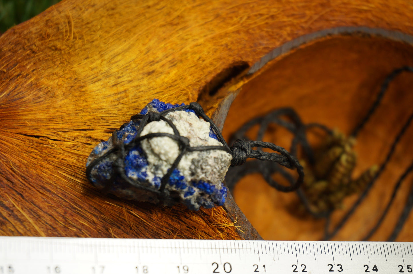 Fantastischer Kristall Azurit Calcit Weiß Griechische Mineraliensammlung Makramee gewickelt