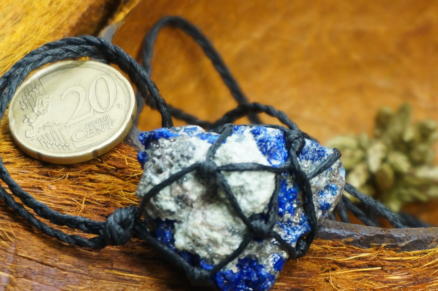 Fantastischer Kristall Azurit Calcit Weiß Griechische Mineraliensammlung Makramee gewickelt