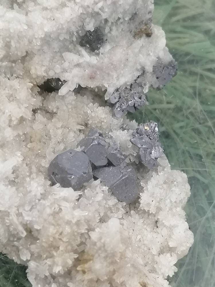 Besondere natürliche Kombination aus Cluster-Quarzkristall mit Calcit-Galenit-Pyrit-Würfel-Sammelstück