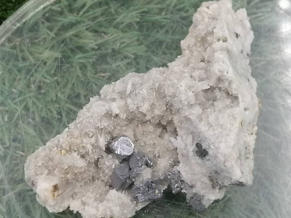 Besondere natürliche Kombination aus Cluster-Quarzkristall mit Calcit-Galenit-Pyrit-Würfel-Sammelstück