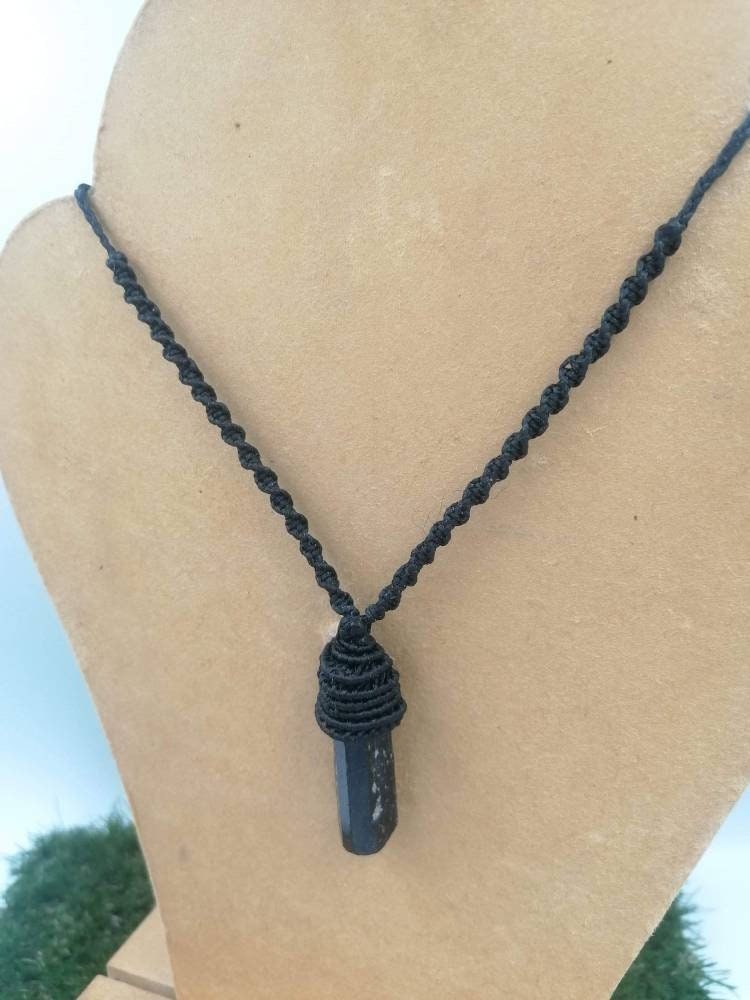 Natürlicher schwarzer Turmalin, handgemachte Makramee-Halskette-Schutzkette-Sternzeichen