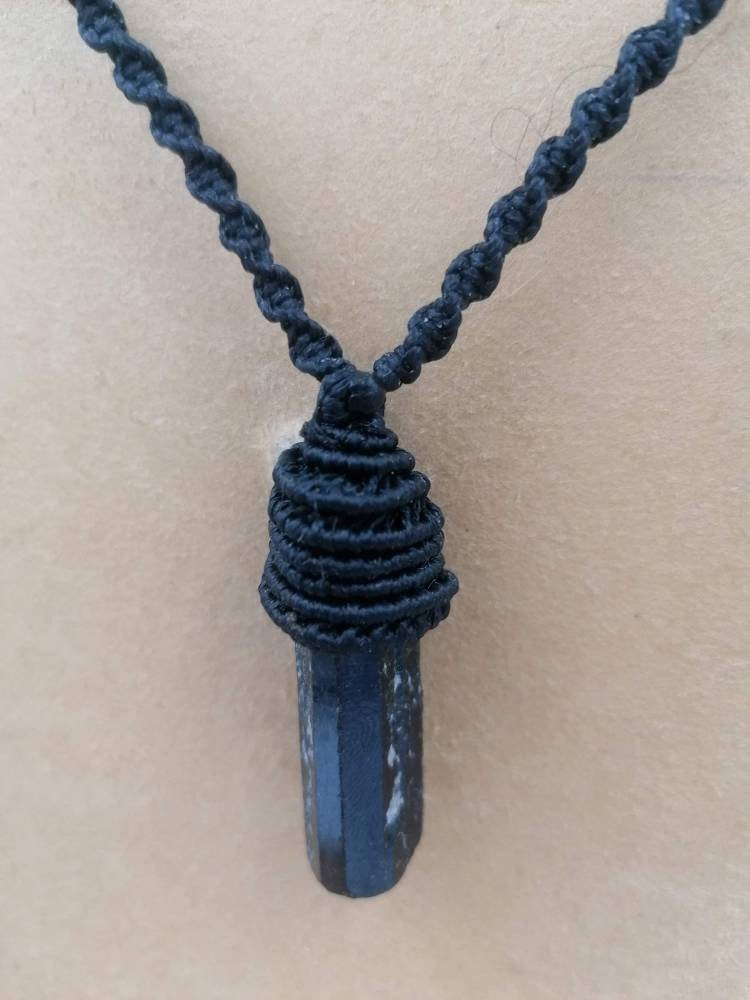 Natürlicher schwarzer Turmalin, handgemachte Makramee-Halskette-Schutzkette-Sternzeichen