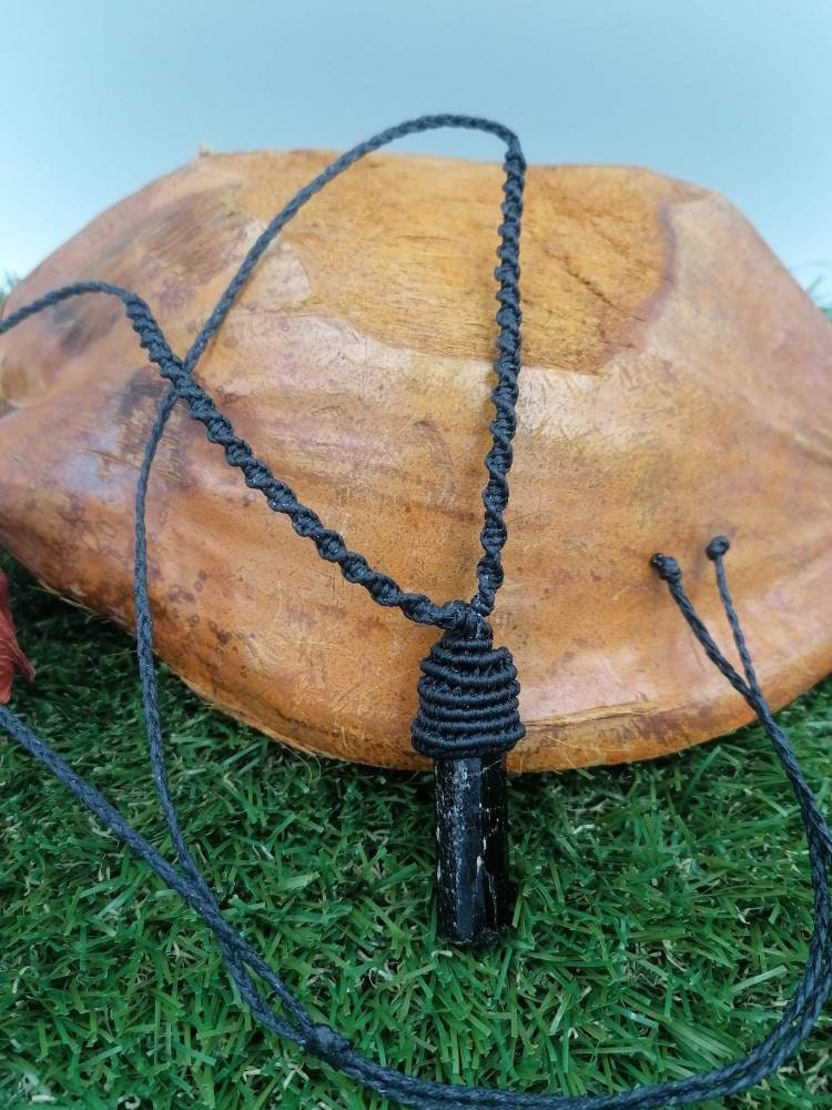 Natürlicher schwarzer Turmalin, handgemachte Makramee-Halskette-Schutzkette-Sternzeichen