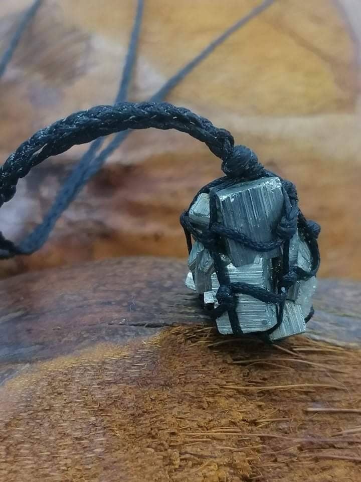 Φυσικός Πυρίτης με ειδικά cubs Χειροποίητο τυλιγμένο κολιέ μακραμέ - Θεραπευτική πέτρα - Ιδέα δώρου - Προστασία