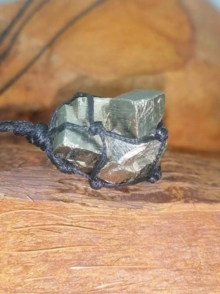 Φυσικός Πυρίτης με ειδικά cubs Χειροποίητο τυλιγμένο κολιέ μακραμέ - Θεραπευτική πέτρα - Ιδέα δώρου - Προστασία