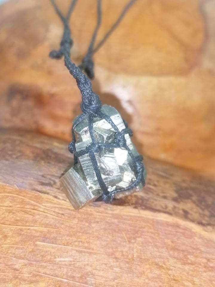 Φυσικός Πυρίτης με ειδικά cubs Χειροποίητο τυλιγμένο κολιέ μακραμέ - Θεραπευτική πέτρα - Ιδέα δώρου - Προστασία