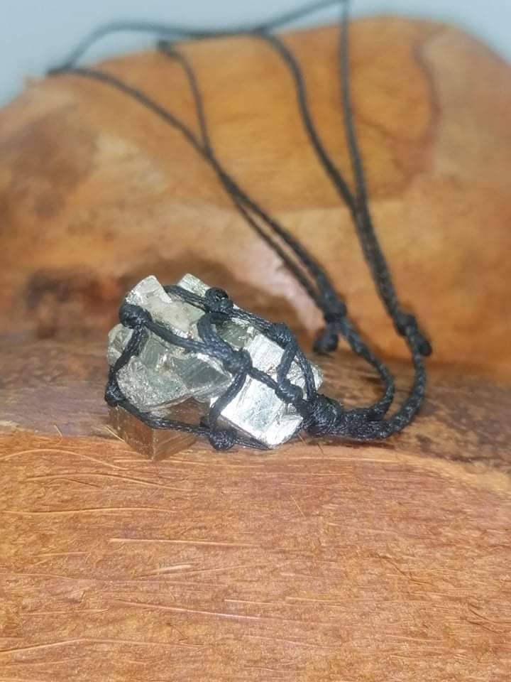 Φυσικός Πυρίτης με ειδικά cubs Χειροποίητο τυλιγμένο κολιέ μακραμέ - Θεραπευτική πέτρα - Ιδέα δώρου - Προστασία