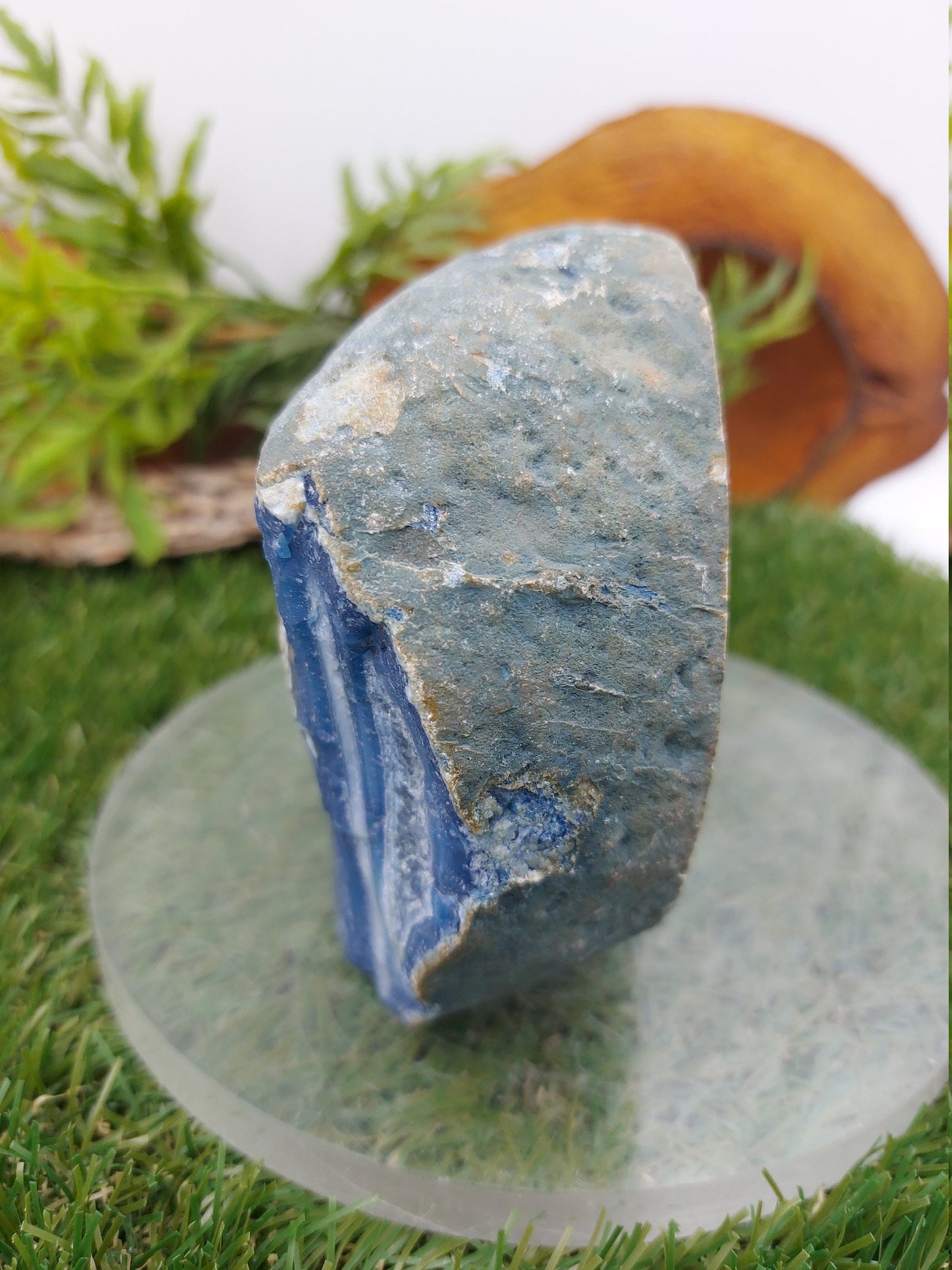 Geody Blue Agate Crystal for Home Decor - Protection - Manifestation