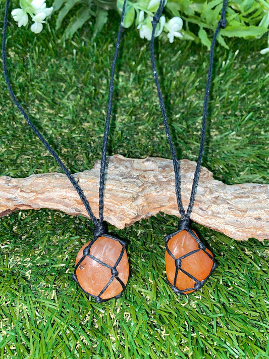 Αξεσουάρ δώρου με τυλιγμένο κολιέ Carnelian Crystal Makrame