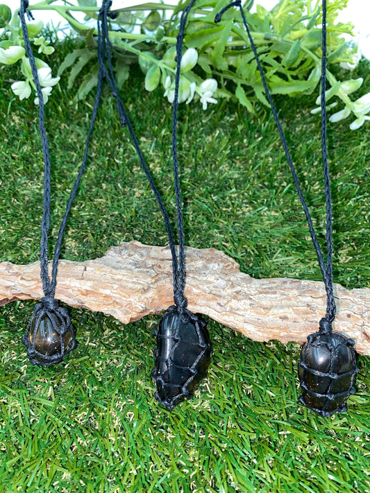 Γυαλισμένο καπνιστό χαλαζία τραχύ με τυλιγμένο μακραμέ ορυκτό-πνεύμα θεραπευτικής δύναμης Προστασία δώρου Διακόσμηση