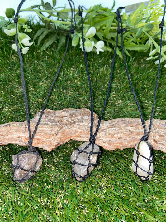 Natürlicher polierter Rutilquarz, handgemachte Makramee-Halskette-Schutzkette-Sternzeichen