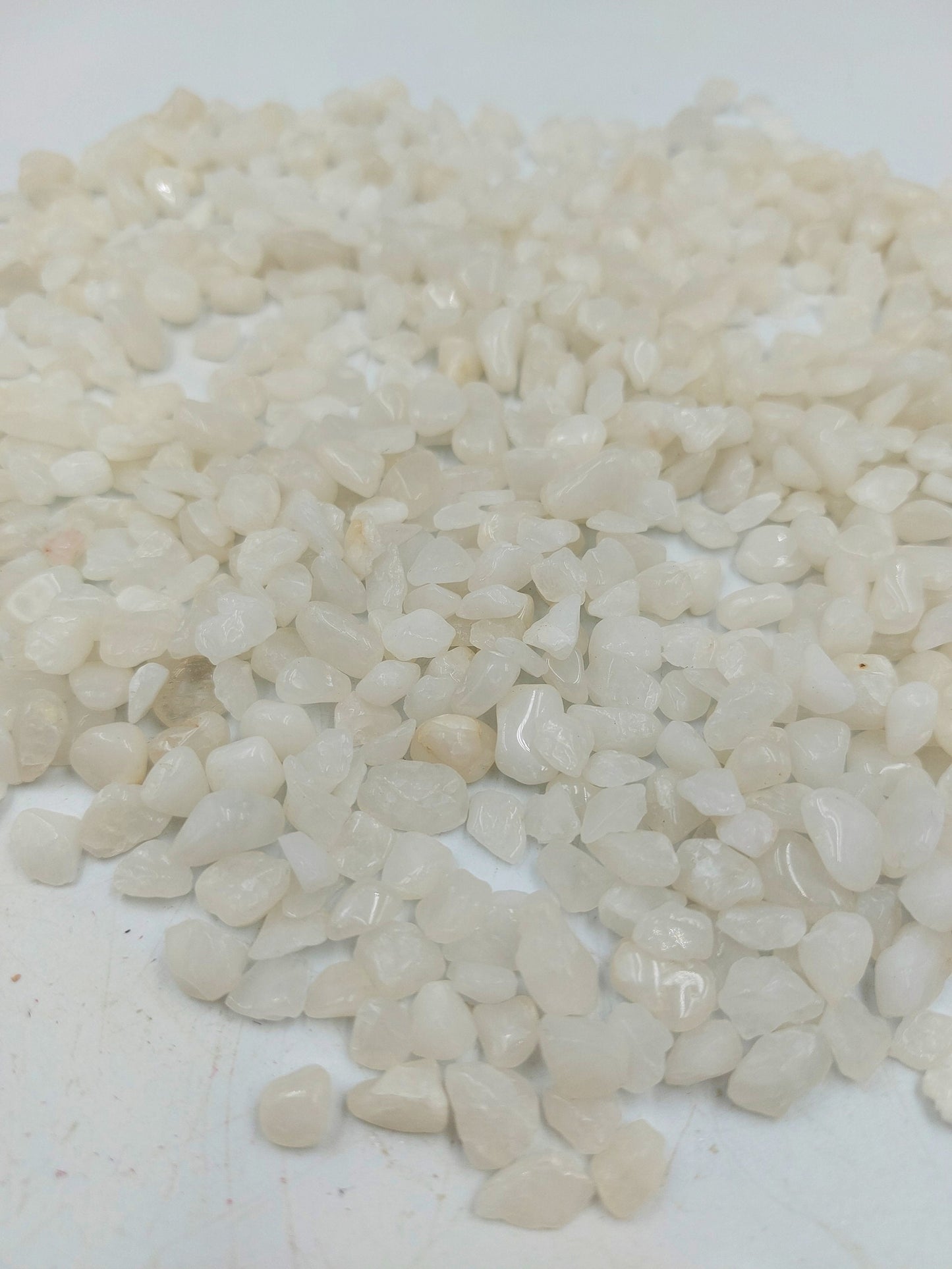 Polierte weiße Onyx-Kristallsplitter, getrommelter Heilstein, polierte New-Age-Halbedelsteine