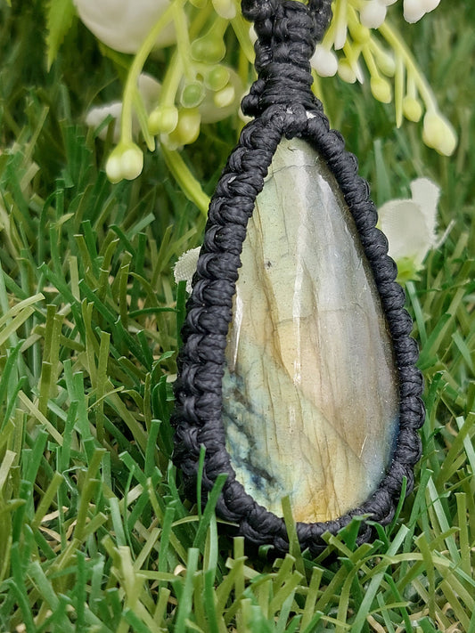 Χειροποίητο κολιέ με τυλιγμένο μακραμέ κρυστάλλινο λαμπραδορίτη