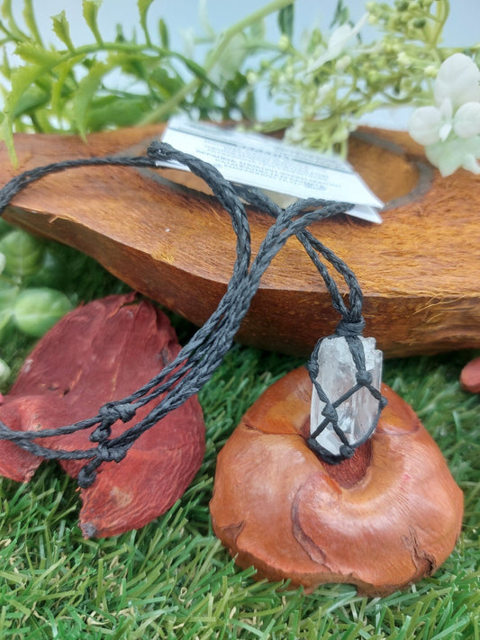 Κολιέ μακραμέ από φυσικό διαυγές κρύσταλλο χαλαζία