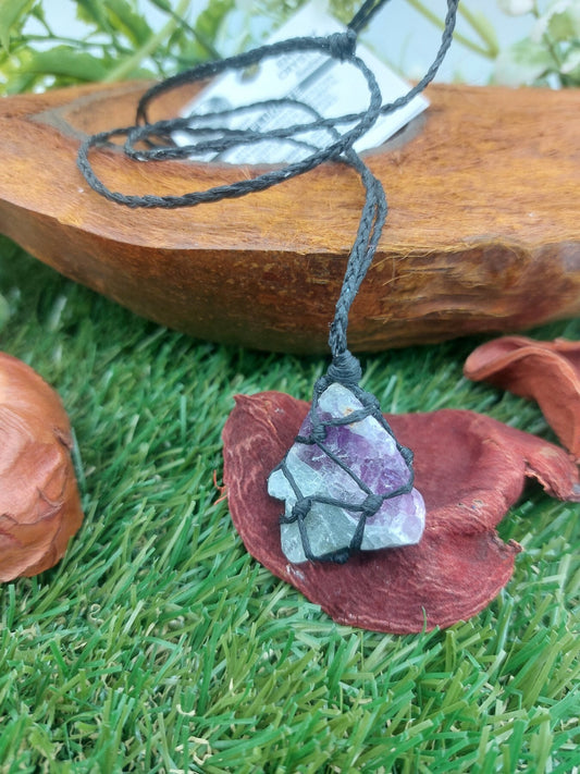 Κολιέ Μακραμέ από τραχύ κρύσταλλο από φθορίτη