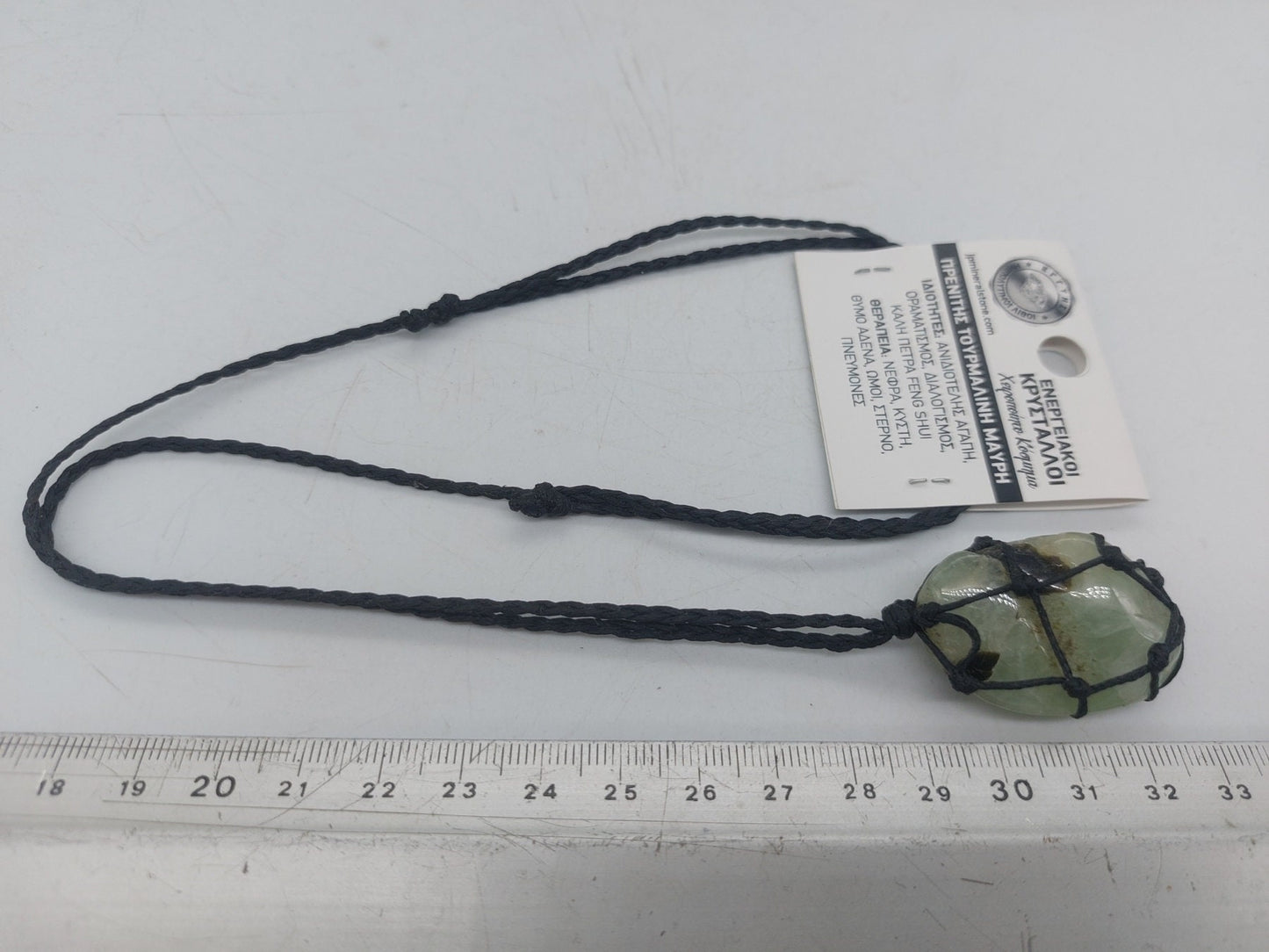 Prehnit mit schwarzen Turmalin-Einschlüssen, polierte Kristall-Makramee-Halskette