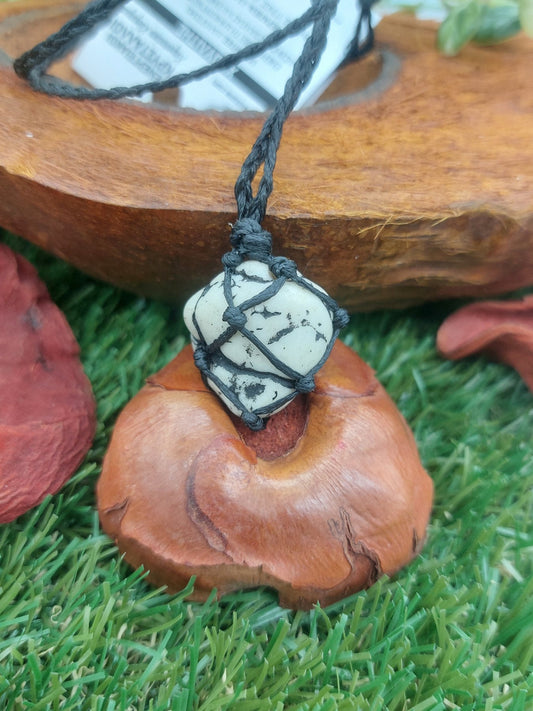 Natürliche polierte Howlith handgemachte Makramee Halskette-Schutz Halskette-Sternzeichen