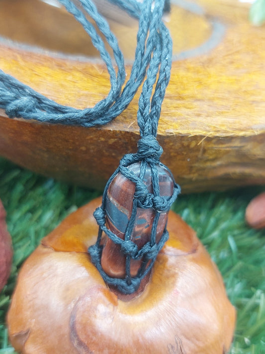 Makramee-Halskette aus poliertem Kristall des roten Tigerauges