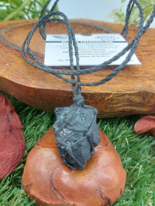 Schwarze Turmalin Rohkristall Makramee Halskette