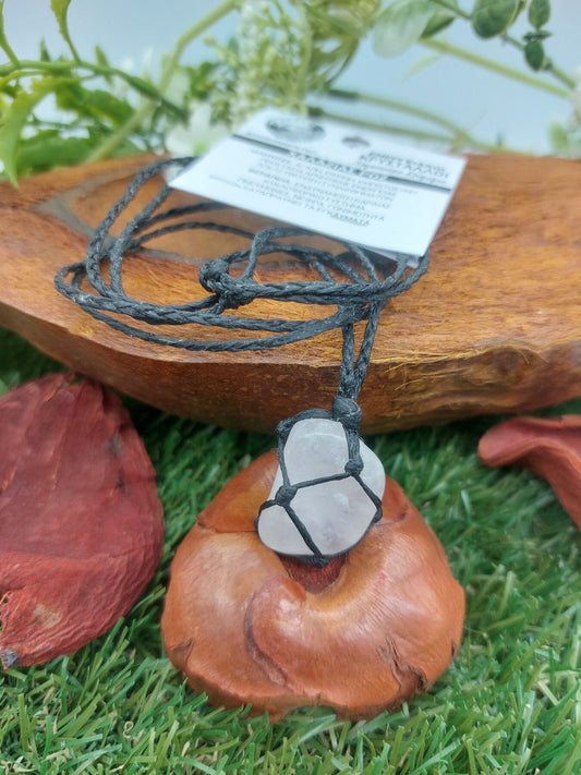 Κολιέ ροζ χαλαζία γυαλισμένο κρύσταλλο μακραμέ