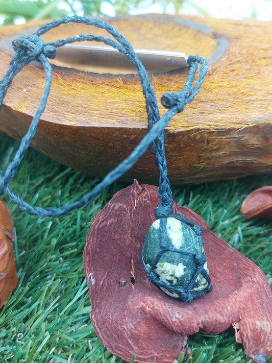 Makramee-Halskette aus poliertem Jadekristall