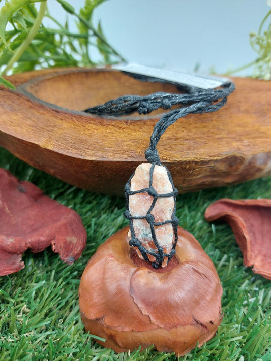 Orange Calcit Rohkristall Makramee Halskette