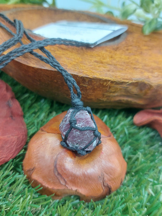 Sechseckige Makramee-Halskette mit Rubinkristall