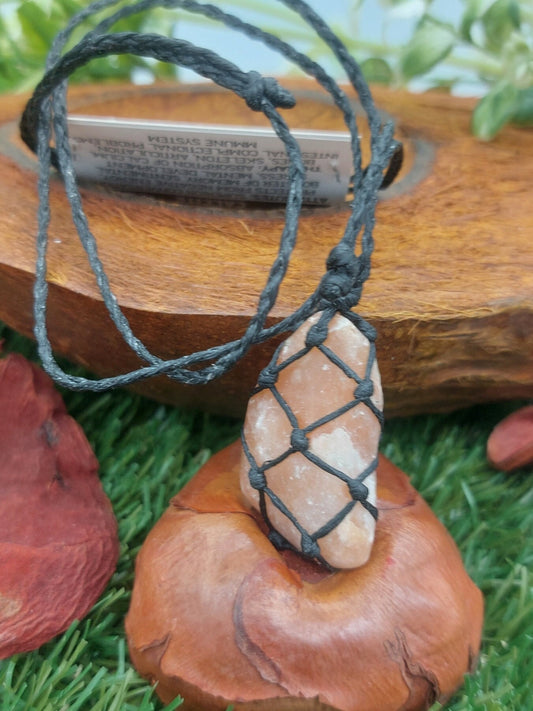 Makramee-Halskette aus poliertem Orangencalcit-Kristall