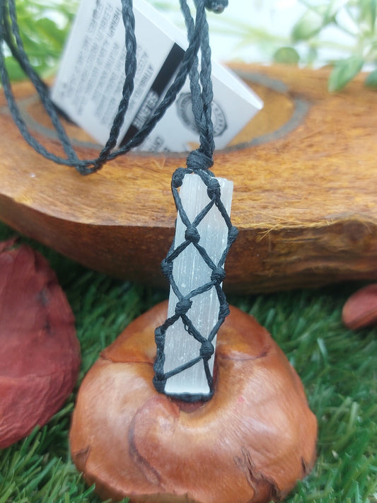 Κολιέ μακραμέ από κρύσταλλο σεληνίτη