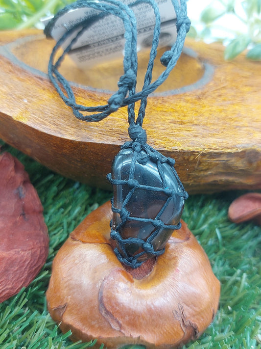 Makramee-Halskette aus poliertem Rauchquarzkristall