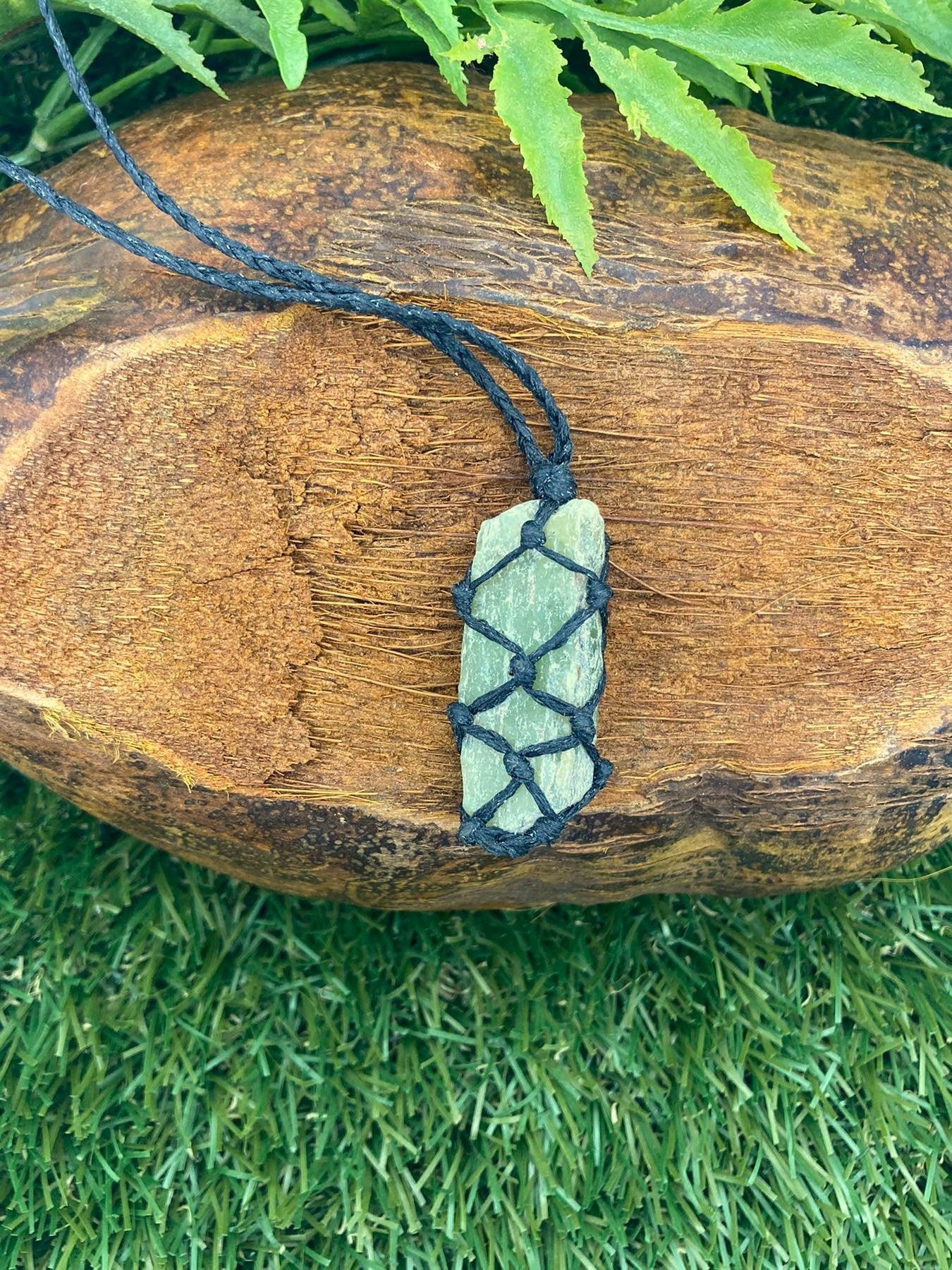 Natürliche grüne Kyanit-Kristall-Makramee-Halskette