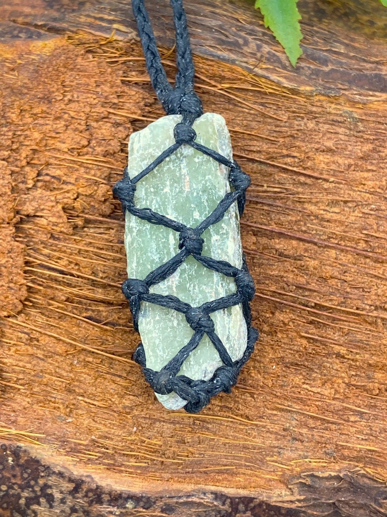 Natürliche grüne Kyanit-Kristall-Makramee-Halskette