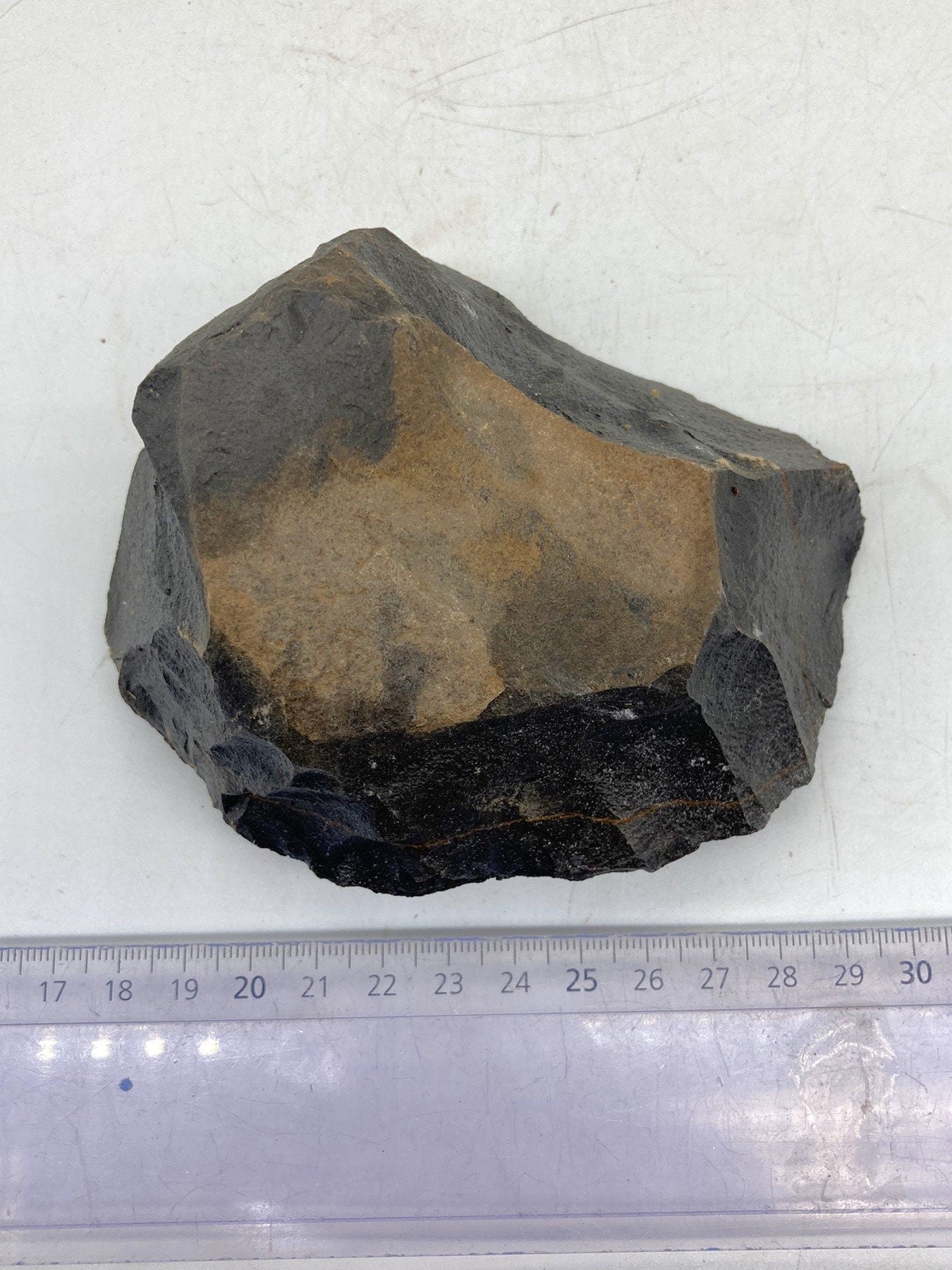 Natürliches rohes schwarzes Jaspisstück