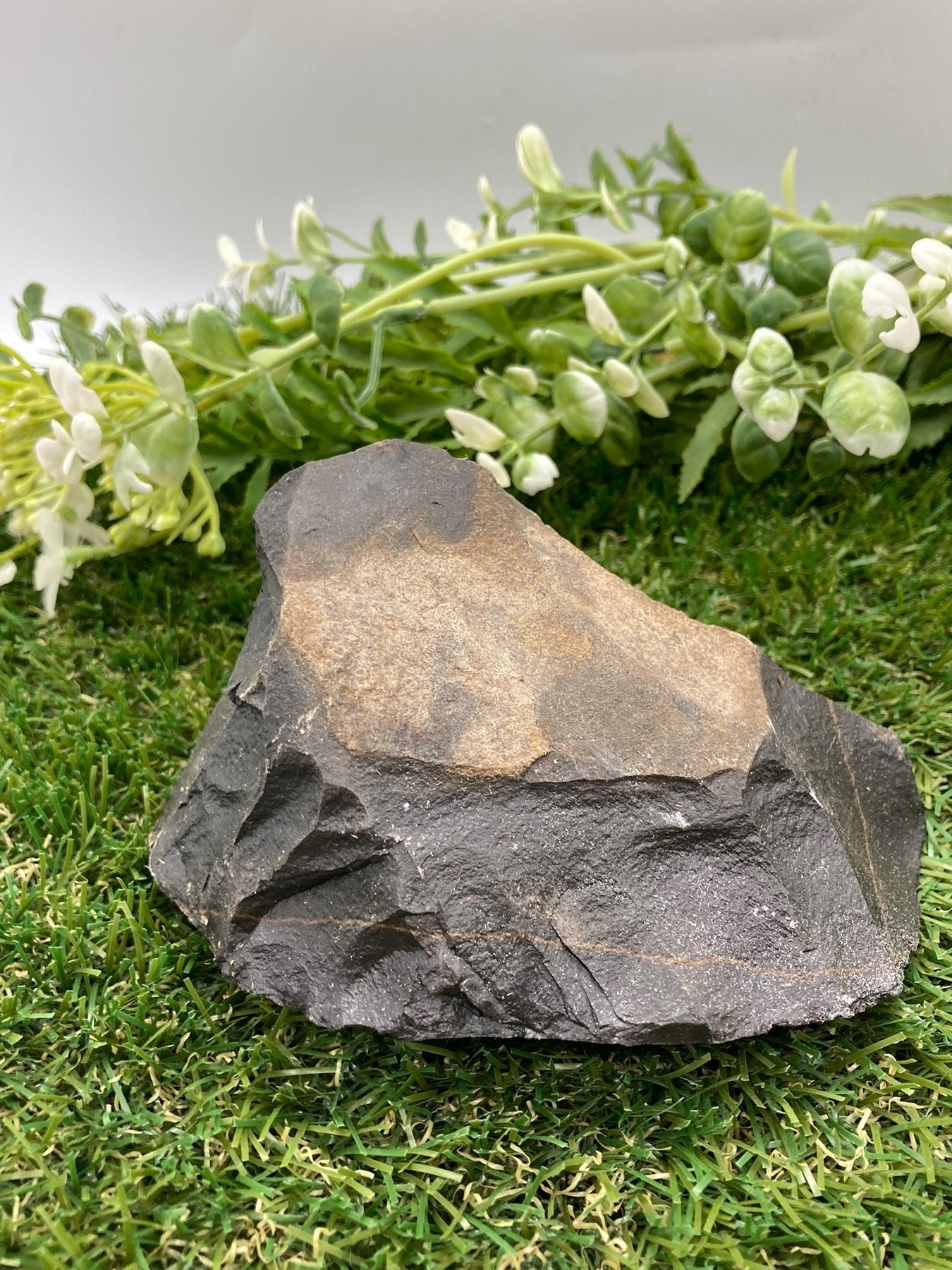 Natürliches rohes schwarzes Jaspisstück